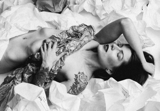nude-woman-in-papers04